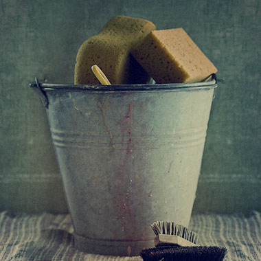 A bucket with sponges.