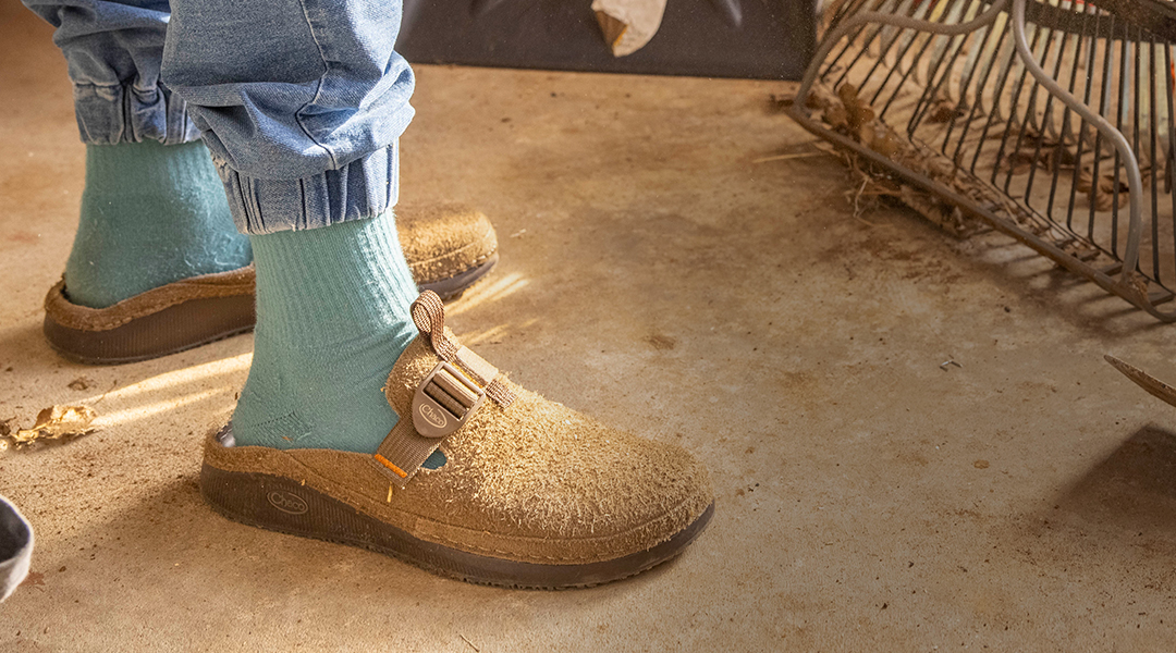 Person sporting the Men's Paonia Clog in Teak.